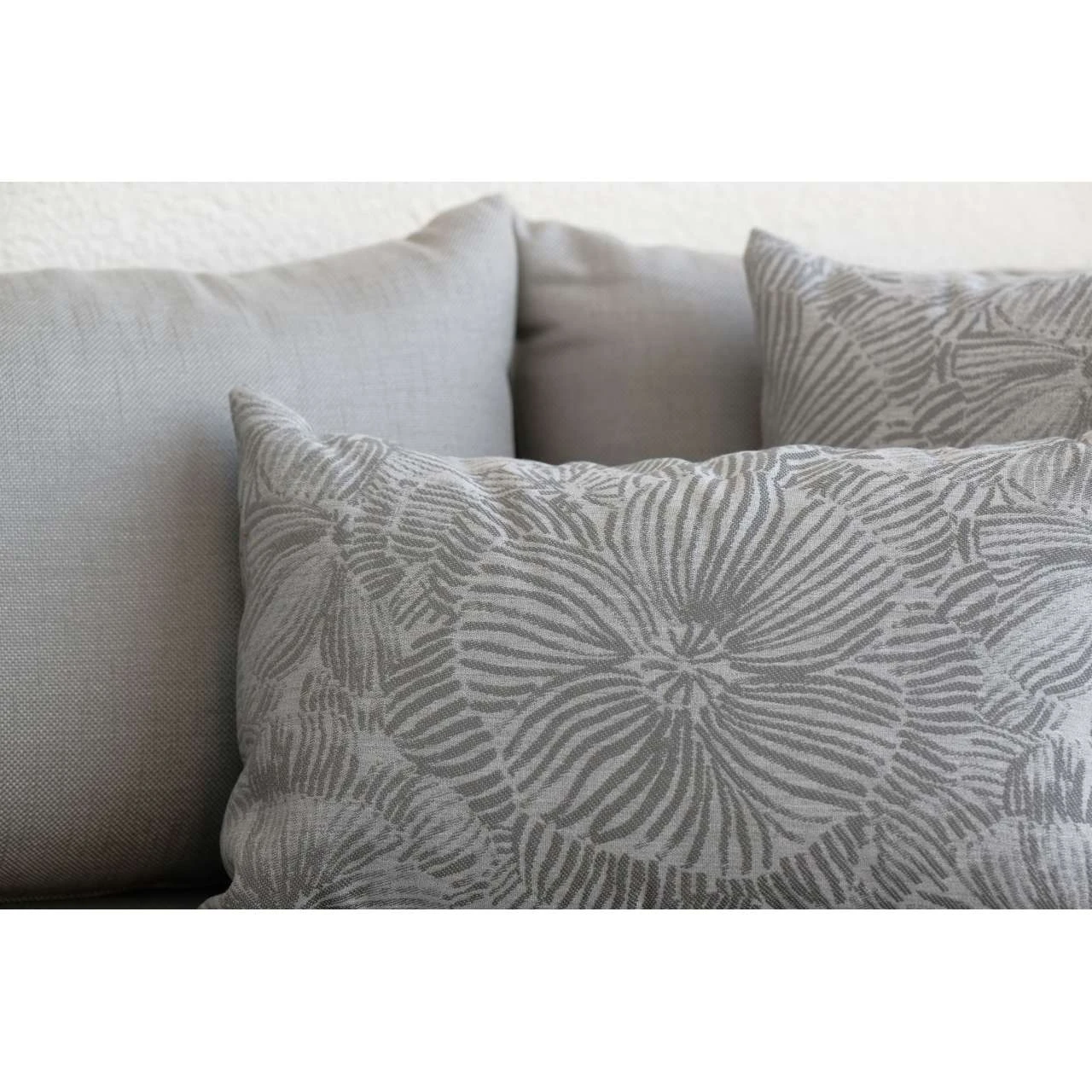 Stern Sofakissen Outdoorstoff Dessin Fleur Grau 35 X 55 Cm Gartenkissen 3 Stern Sofakissen Outdoorstoff Dessin Fleur Grau 35 X 55 Cm Gartenkissen – Bild 3